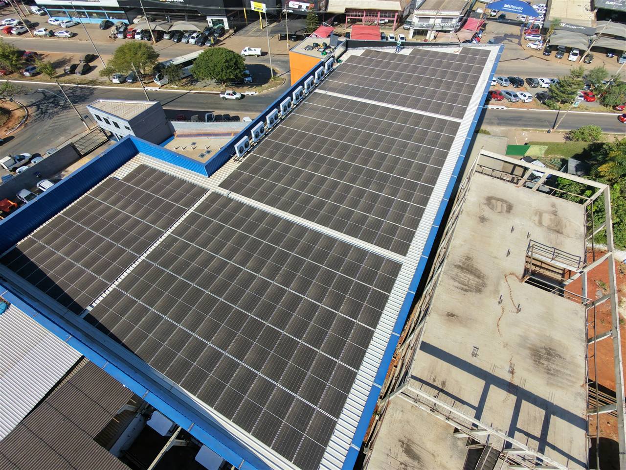 Instalação fotovoltaica concluída em telhado comercial de grande porte