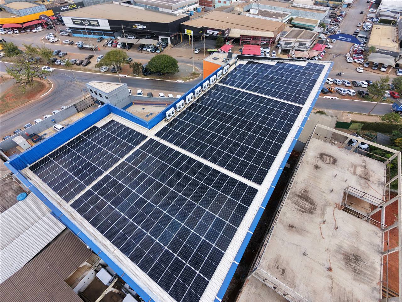 Usina solar comercial em operação com equipe técnica em manutenção no telhado