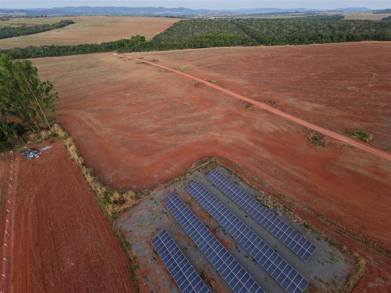 Usina solar em solo em fase de instalação em área rural