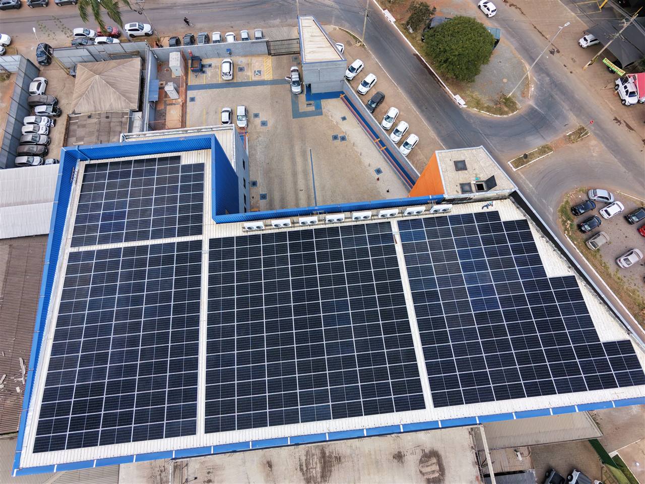 Vista aérea de usina solar comercial instalada e homologada pela Zohar Engenharia